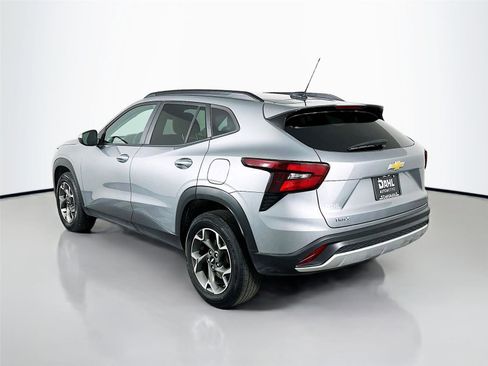 Used 2024 Chevrolet Trax LT w/ Driver Confidence Package FWD image 10