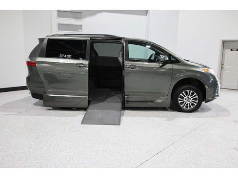 Used 2019 Toyota Sienna XLE w/ XLE Navigation Package FWD image 17
