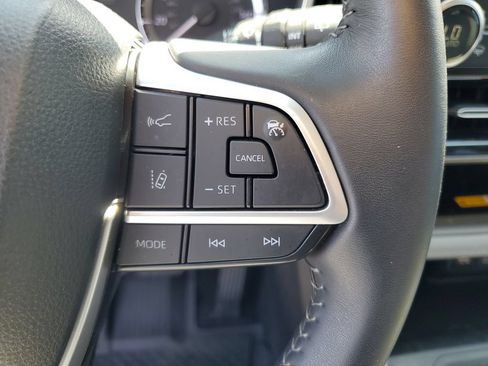 Used 2024 Toyota Highlander XLE FWD image 13