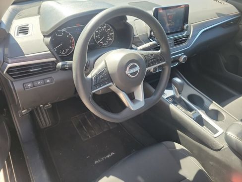 Used 2025 Nissan Altima 2.5 SV FWD image 14