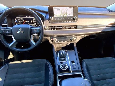 Used 2024 Mitsubishi Outlander SE image 16