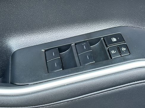 Used 2024 Toyota Highlander XSE FWD image 12