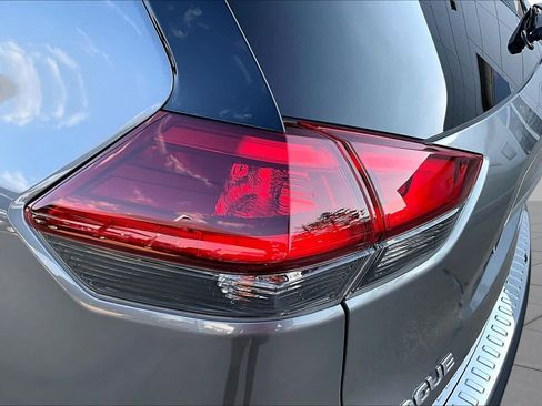 Used 2019 Nissan Rogue SV FWD image 27