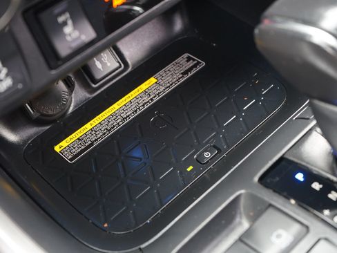 Used 2019 Toyota RAV4 XSE AWD/4WD image 18
