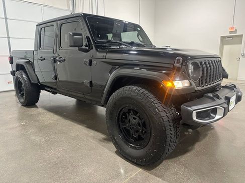 Used 2024 Jeep Gladiator Sport AWD/4WD image 3
