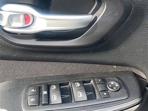 Used 2015 Jeep Cherokee Sport image 10