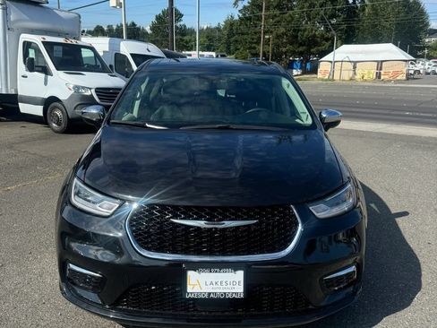 Used 2023 Chrysler Pacifica Limited FWD image 2