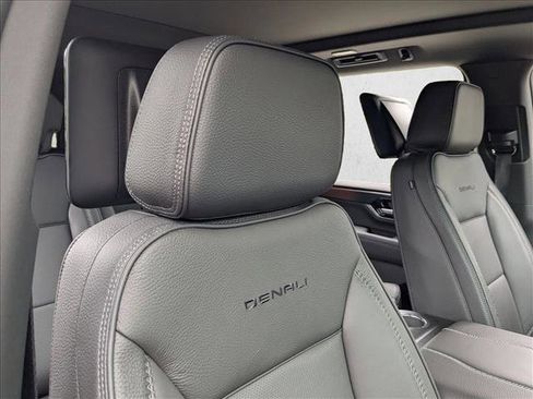 Used 2025 GMC Yukon XL Denali w/ Denali Reserve Package image 19
