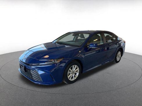 Used 2025 Toyota Camry LE image 5