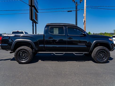 Used 2018 Toyota Tacoma TRD Off-Road AWD/4WD image 8