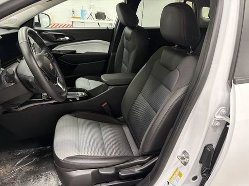 Certified 2025 Chevrolet Trax LT w/ LT Convenience Package FWD image 19