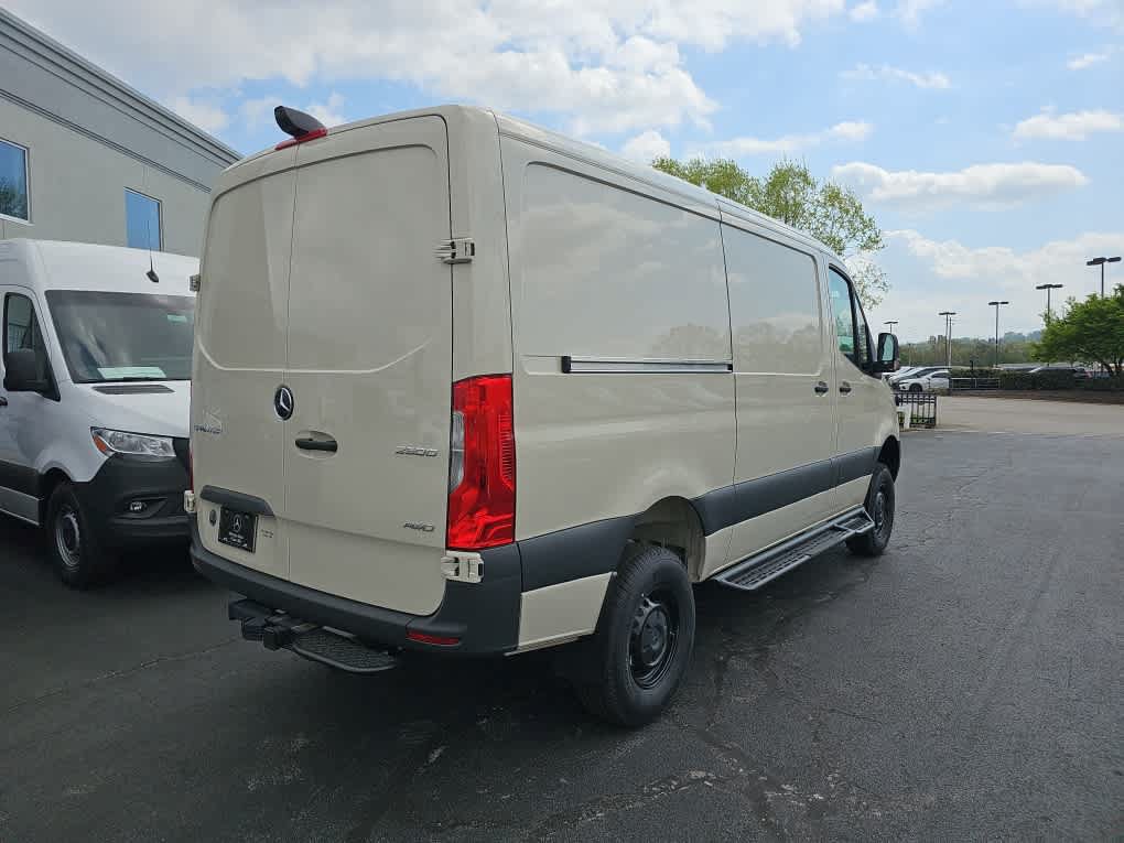 Used 2025 Mercedes-Benz Sprinter 2500 image 4