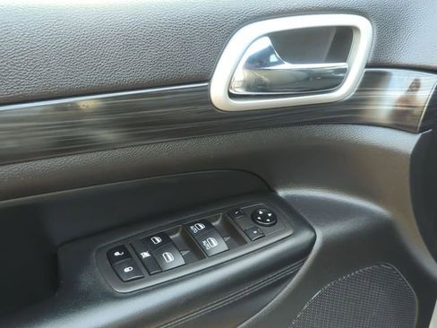 Used 2021 Jeep Grand Cherokee Laredo image 13