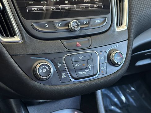 Used 2017 Chevrolet Malibu LT FWD image 16