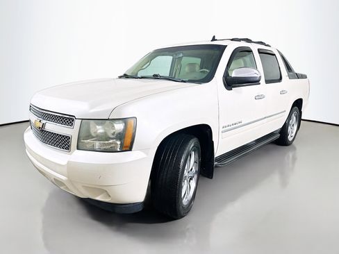Used 2011 Chevrolet Avalanche LTZ image 3