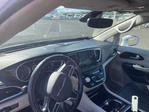 Used 2022 Chrysler Pacifica Limited FWD image 28