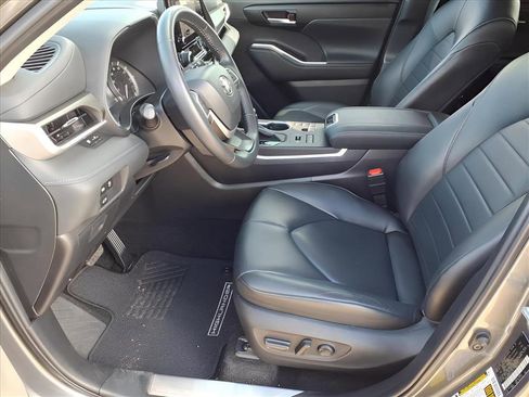 Used 2024 Toyota Highlander XLE image 15