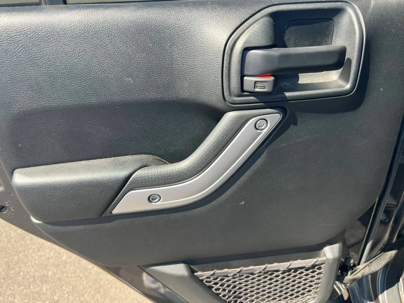 Used 2018 Jeep Wrangler Unlimited Sahara w/ Dual Top Group AWD/4WD image 18