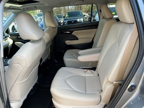 Used 2025 Toyota Highlander XLE image 25