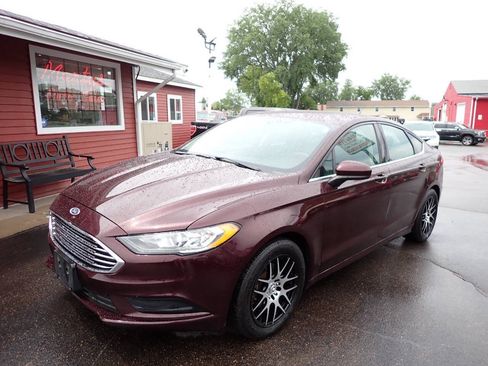 Used 2017 Ford Fusion SE FWD image 3