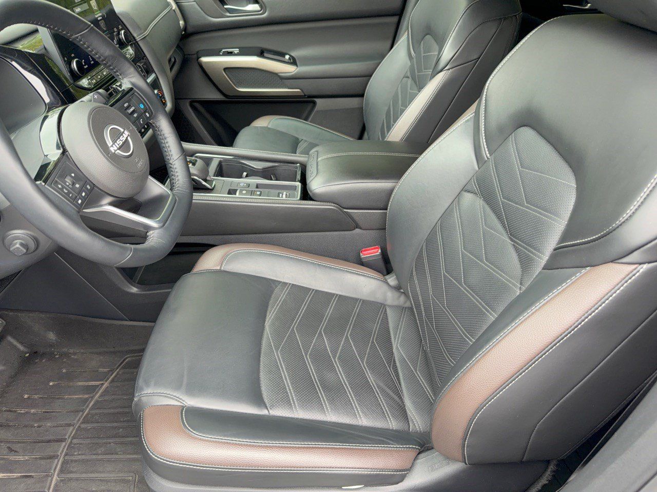 Used 2024 Nissan Pathfinder Platinum FWD image 5