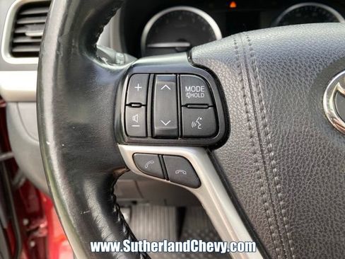 Used 2019 Toyota Highlander SE FWD image 21