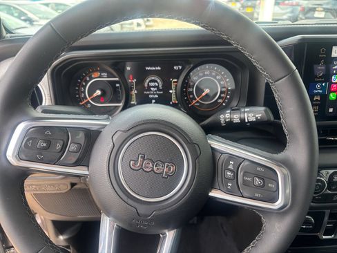 Used 2025 Jeep Wrangler Unlimited Sahara AWD/4WD image 29