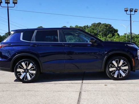 Used 2025 Mitsubishi Outlander SE AWD/4WD image 3