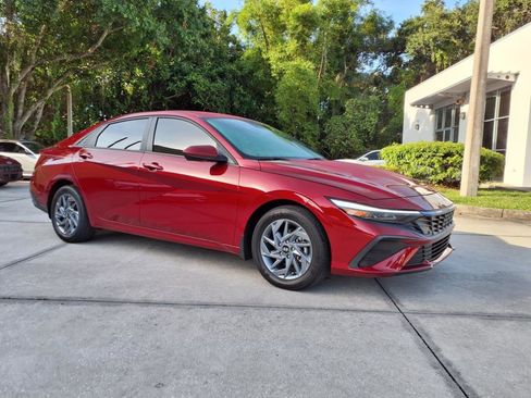 Used 2025 Hyundai Elantra Blue image 18