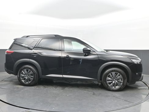 Used 2024 Nissan Pathfinder SV image 10