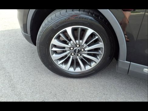 Used 2022 Lincoln Nautilus AWD w/ Premium Package image 9