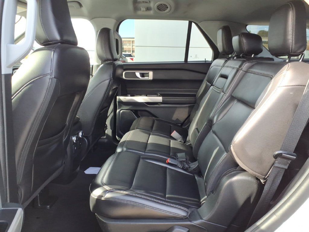 Used 2021 Ford Explorer XLT w/ Equipment Group 202A AWD/4WD image 14