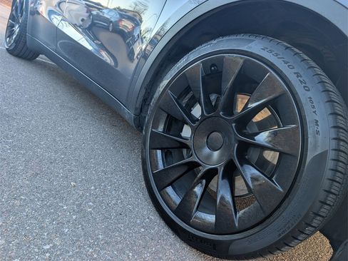 Used 2022 Tesla Model Y Long Range image 9