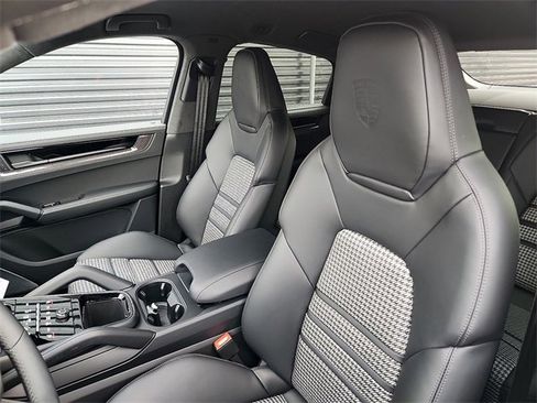New 2026 Porsche Cayenne GTS image 5
