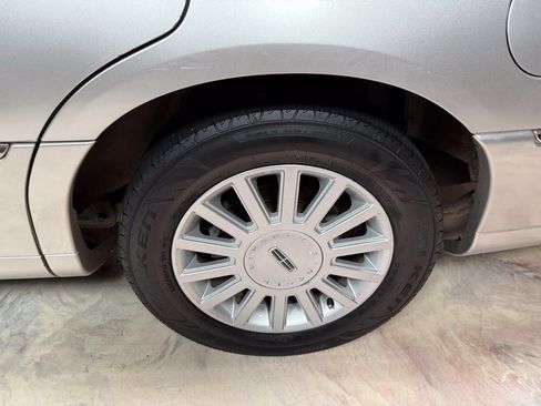 Used 2003 Lincoln Town Car Executive RWD image 33