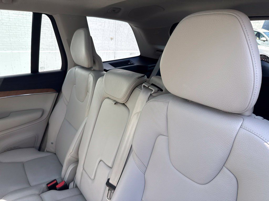 Used 2021 Volvo XC90 T6 Momentum w/ Climate Package AWD/4WD image 15