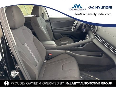 Certified 2025 Hyundai Elantra SE image 24
