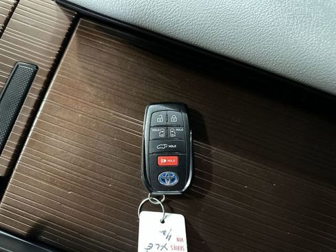 Used 2023 Toyota Sienna XLE image 33