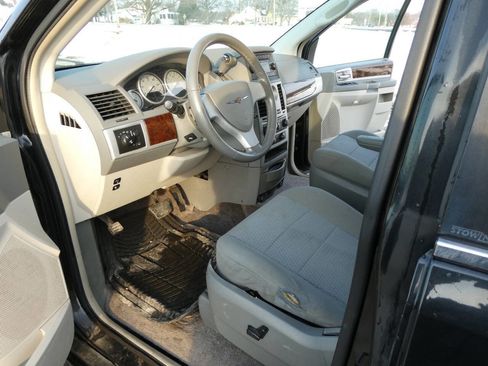 Used 2010 Chrysler Town & Country Touring image 13