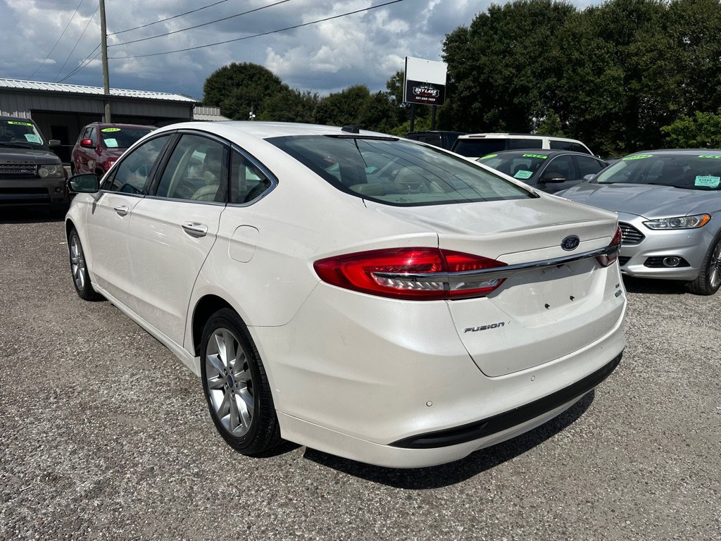 Used 2017 Ford Fusion SE w/ Fusion SE Technology Package FWD image 4