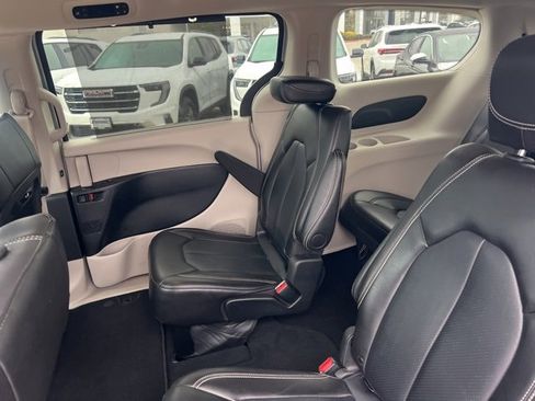 Used 2024 Chrysler Pacifica Touring-L image 6
