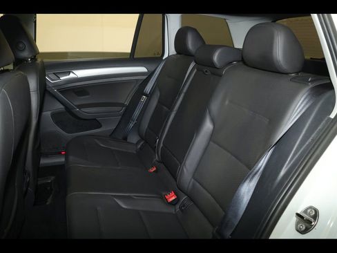 Used 2015 Volkswagen Golf S image 16