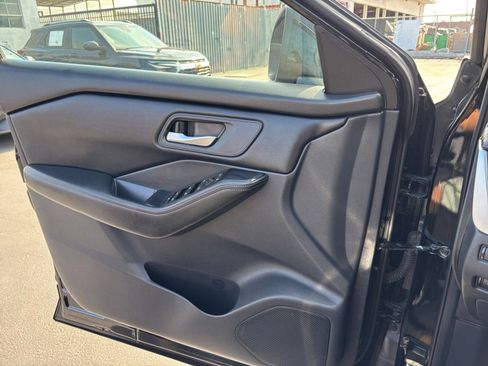 Used 2025 Nissan Rogue SV AWD/4WD image 18