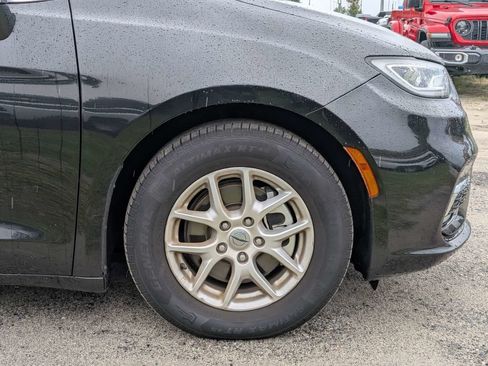 Used 2023 Chrysler Pacifica Touring-L FWD image 12