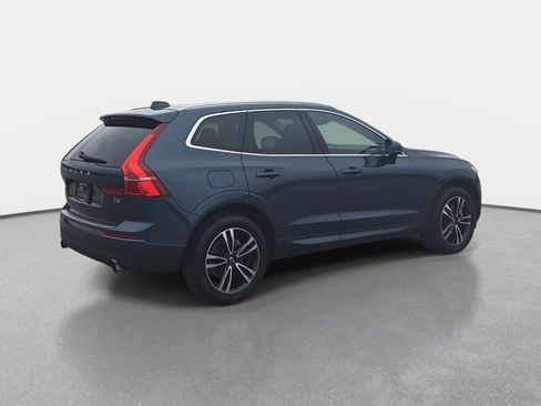 Used 2021 Volvo XC60 T5 Momentum w/ Premium Package image 5