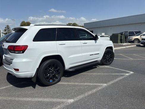 Used 2018 Jeep Grand Cherokee Altitude AWD/4WD image 2
