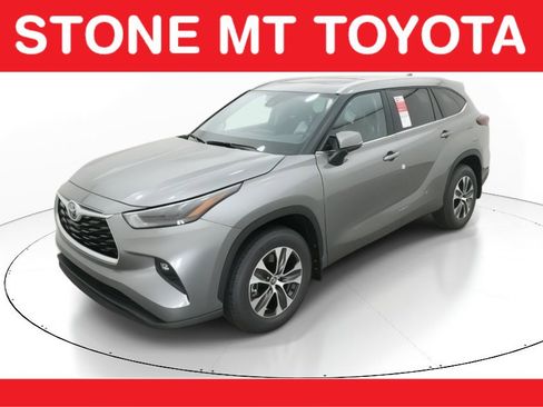 New 2026 Toyota Highlander XLE image 1