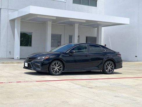 Used 2022 Toyota Camry SE FWD image 2
