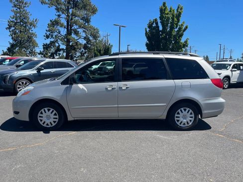 Used 2010 Toyota Sienna LE FWD image 2