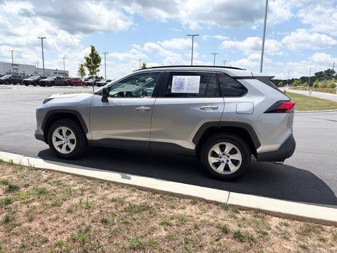 Used 2021 Toyota RAV4 LE FWD image 5